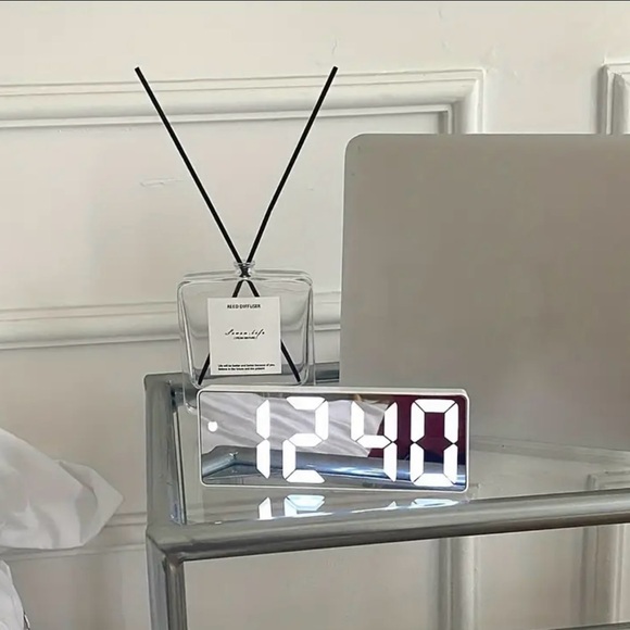 Mirror clock - Picture 2 of 6